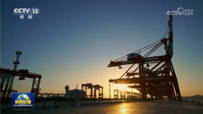 去年陆国际收支货物贸易顺差同比增长近三成。（大陆央视）