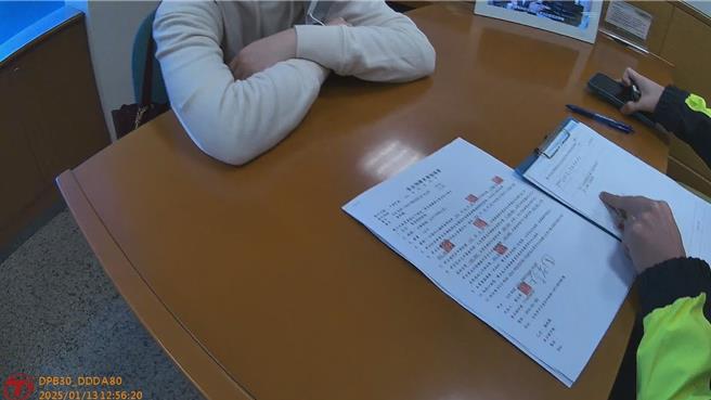 康姓女子表示匯款是为了购买黄金，所幸警方即时拦阻。(翻摄照片／林郁平台北传真）