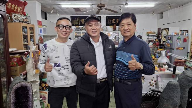 台湾流行歌曲作词人许常德（左一）14日到全美戏院与业者吴俊汉（右一）与吴俊诚（中）见面，筹画一檔歌唱选拔节目。（程炳璋摄）