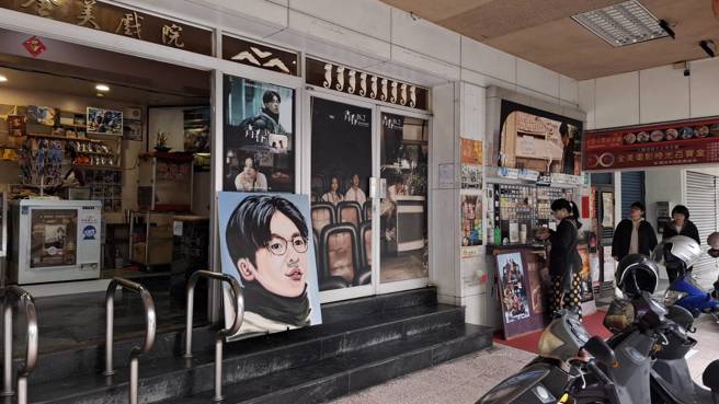 台南市全美戏院熄灯消息一出，戏院门票增加1倍，许多民眾购票进场体验过去看电影时光。（程炳璋摄）