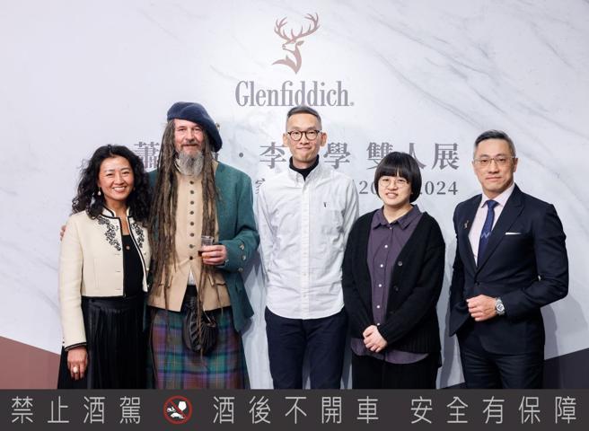 格蘭菲迪藝術家駐村計畫，畫廊主人Peggy、格蘭菲迪藝術家駐村計畫負責人Andy Fairgrieve、藝術家李明學、藝術家蕭筑方、格蘭菲迪台灣品牌大使James。（Glenfiddich提供）
