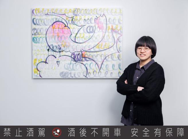 參與格蘭菲迪藝術家駐村計畫的藝術家蕭筑方與其畫作《Tears Share》。（Glenfiddich提供）