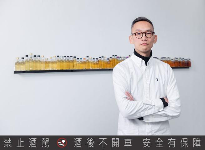 參與格蘭菲迪藝術家駐村計畫的藝術家李明學與其創作的裝置藝術作品。（Glenfiddich提供）