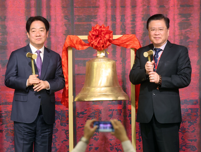 赖清德总统（左）、商总理事长许舒博（右）14日出席「114年工商团体春节联谊」活动，两人并一同敲响祈福钟。（姚志平摄）