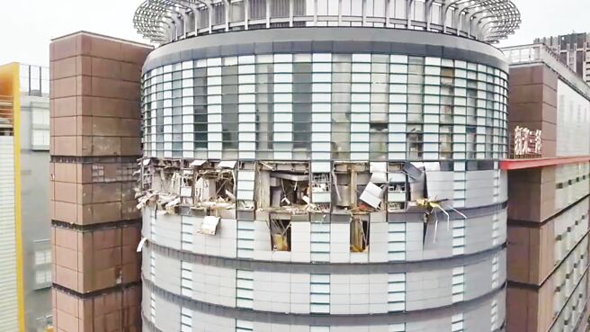 新光三越台中店因氣爆造成傷亡慘重，台中市政府已要求全面封館勘查，恐將保不住台灣百貨店王寶座。圖／台中市消防局提供