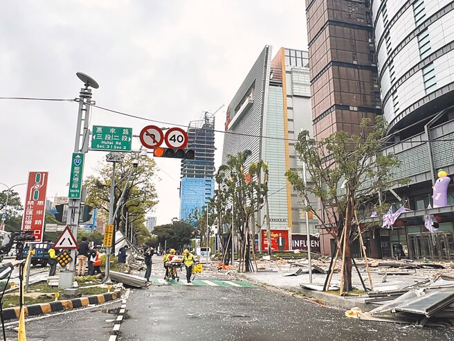 台中新光三越气爆现场满目疮痍，位于百货大楼前方的台湾大道也掉落大量玻璃碎片。（林欣仪摄）