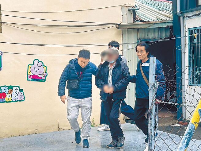 高雄分尸案凶嫌张介宗胞弟张文宗（中）因通缉失联，一度怀疑他可能也遭遇不测，高雄市警方13日在前镇区中山二路巷弄将人逮获到案。（读者提供／洪靖宜高雄传真）