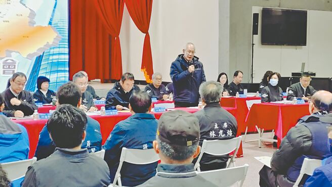 苗栗县立委陈超明（站立者）对罢免连署表达尊重。（吕丽甄摄）