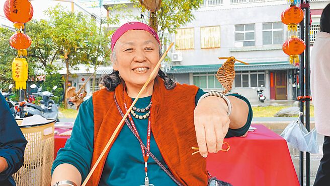 台东县传统工艺蔺草编文化保存者郑梅玉，配合蛇年主题，以眼镜蛇为原型，创作「灵蛇手环」，兼具实用与艺术价值。（萧嘉蕙摄）