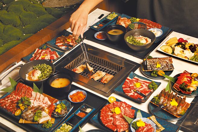 「烧肉Smile」人气套餐「Smile盛合套餐」囊括牛、鸡、猪、海鲜等7款海陆美味，售价680元加1成服务费。（筑间餐饮集团提供）