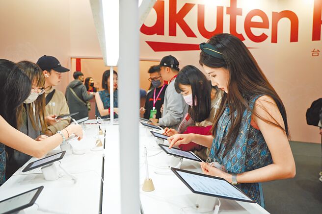 电子书阅读器市场火热，图为甫结束的国际书展阅读器专区。（邓博仁摄）