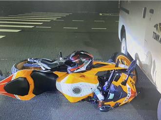 转弯未礼让直行车 女骑士鼻梁受伤送医