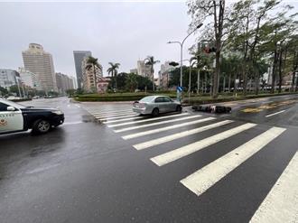 被整排車堵住！2騎士穿越斑馬線 慘挨撞還吃上罰單