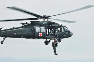 黑鷹直升機「戰場搜救」操演建功 順利救援勇鷹墜海飛官
