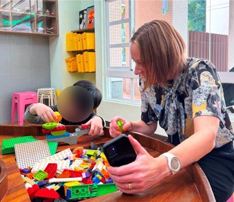 出養歷經波折未被疾病擊倒 屏東家扶寄養童踏上瑞典新旅程