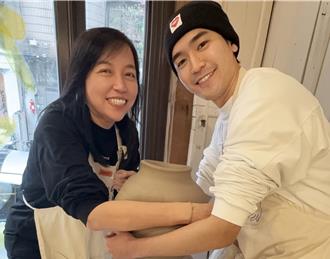 涂善存与10年经纪人「拥抱创作」 嗨游冰岛庆30岁生日