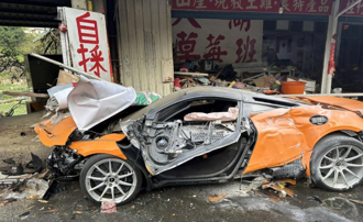 1700万元麦拉伦台三线失控 衝撞草莓店家跑车变废铁 