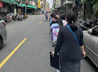 小学生与车争路！北市这区没人行道 Cheap爆里长根本土皇帝