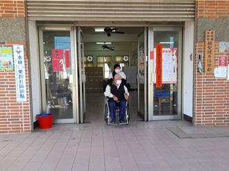 雲林各農會會員代表改選競爭激烈 長者坐輪椅出門投票