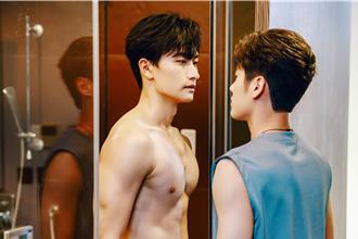 淋浴戏高甜放送！张家陞看胸肌晕船 大讚毛祁生「身材超好」