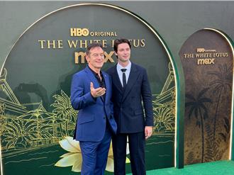 曼谷連線》傑森艾塞克拍《白蓮花3》撞破頭 阿諾帥兒全裸還濕身