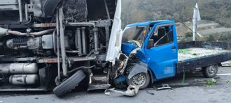 驚悚！武陵賞櫻巴士過彎失控 撞貨車翻覆險墜溪床4人送醫