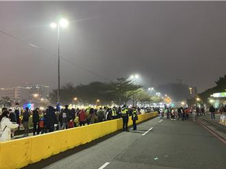 台湾灯会桃园人潮爆满 双铁：疏运状况良好
