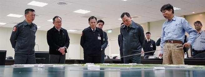 锺副部长听取「威海计画」工程执行进度报告。（军闻社记者李恬恬摄）