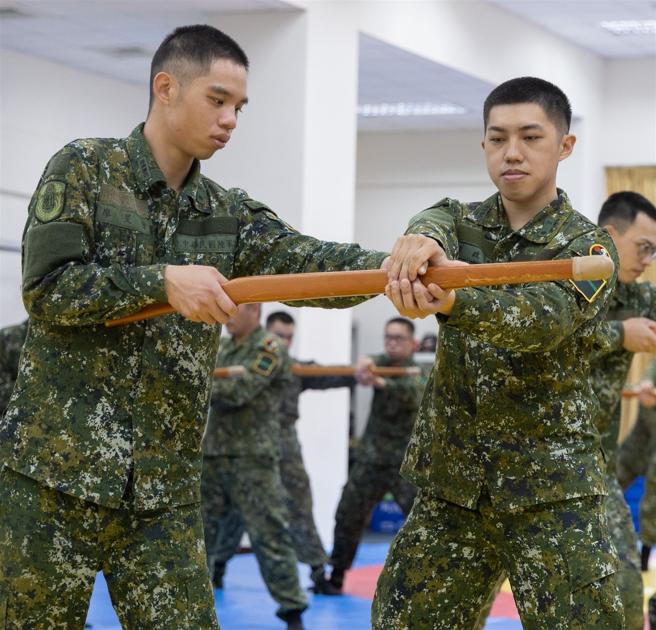 陆专学生于综合格斗鑑测实施「卷拿夺枪」等夺枪4式，展现连日训练成果。（记者陈怡璇摄）