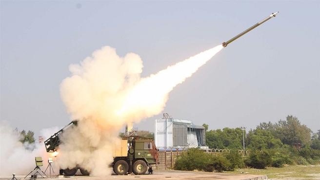 印度「Pinaka」多管火箭系統採用輪式構型，並可發射多種遠程彈藥，具備優異操作彈性。
（取自印度國防部網站）