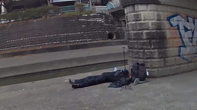 民眾目擊美國籍帥男模羅伯倒在河床邊嚇壞，趕緊打電話到警求助。（翻攝畫面）