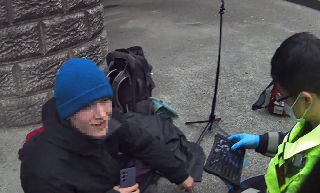 美國籍帥男模羅伯只是挑戰極限冒險緩環島旅行，不住旅館只在戶外過夜。（翻攝畫面）