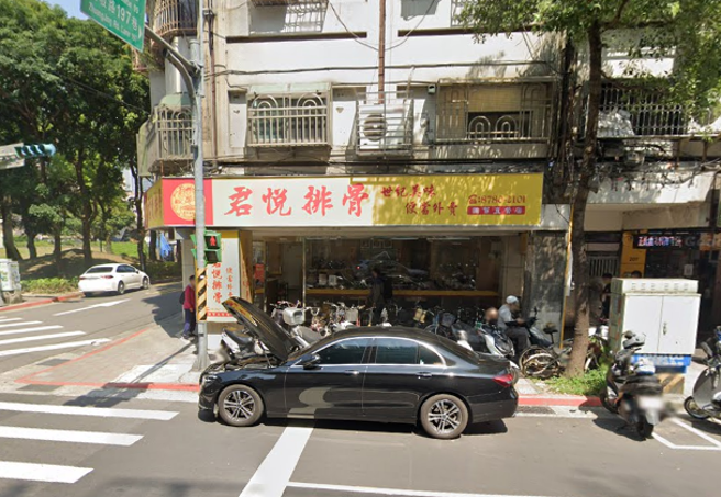 君悦排骨全面调涨，排骨酸菜饭涨到180元，鸡腿酸菜饭200元。（翻摄自GoogleMap）