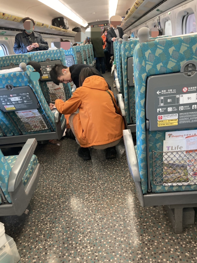 专责救护队志工杨庭豪在目击现场实施急救过程。（台中市政府提供／萧宥彤翻摄）