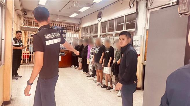 泰国警方通报涉嫌拐卖王星的陆籍诈骗集团成员被遣返。（大陆央视）