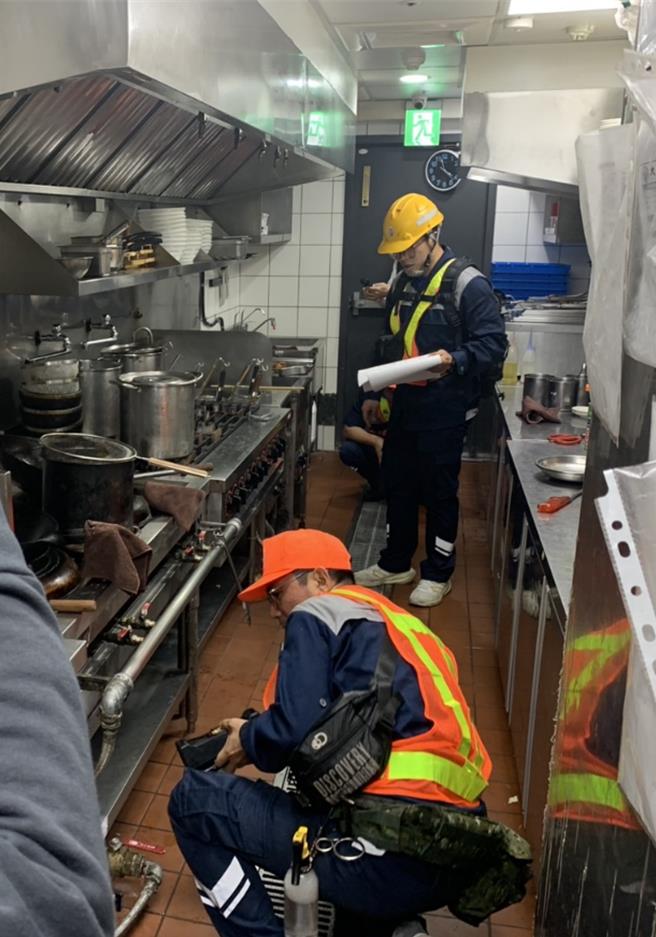 台中新光三越气爆酿4死30余伤，市府即日起针对辖内39家大型百货商场及量贩店展开联合稽查。（台中市府提供）