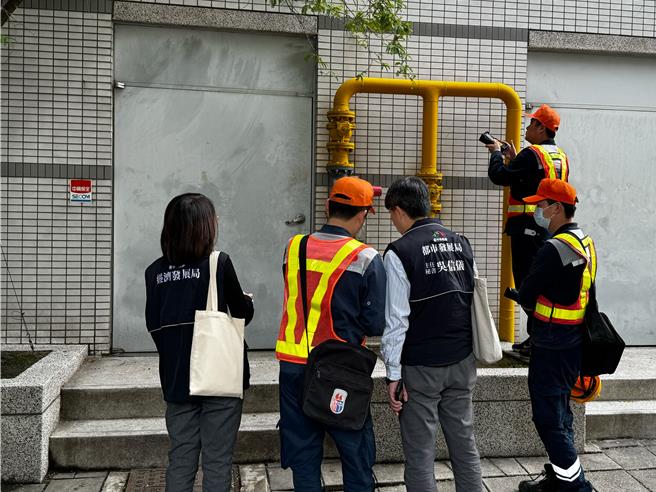 台中新光三越气爆酿4死30余伤，市府即日起针对辖内39家大型百货商场及量贩店展开联合稽查。（台中市府提供）