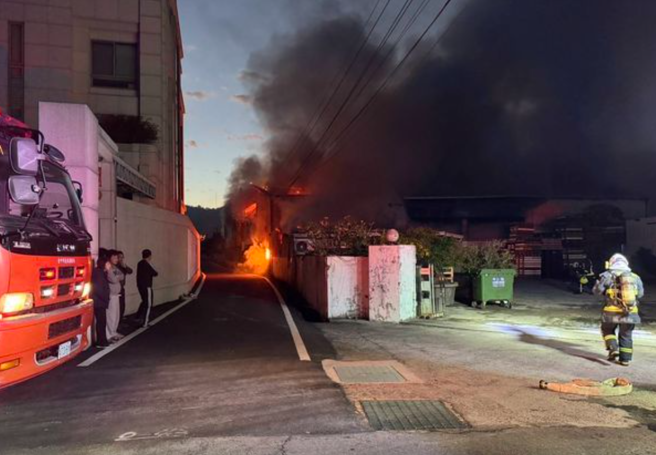 台中豐原300坪工廠清晨陷火海。（蕭宥彤翻攝）