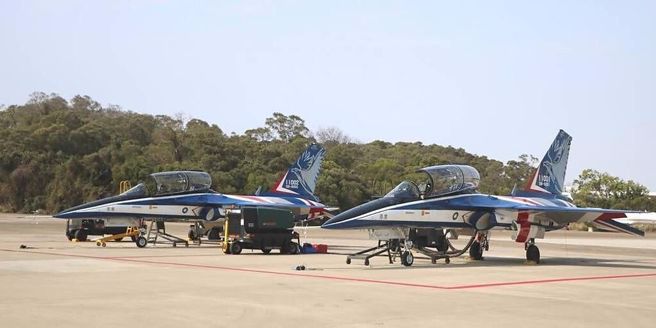 勇鹰高教机罕见双发动机失效，发出巨响后平行盘旋坠海。(中时资料库)