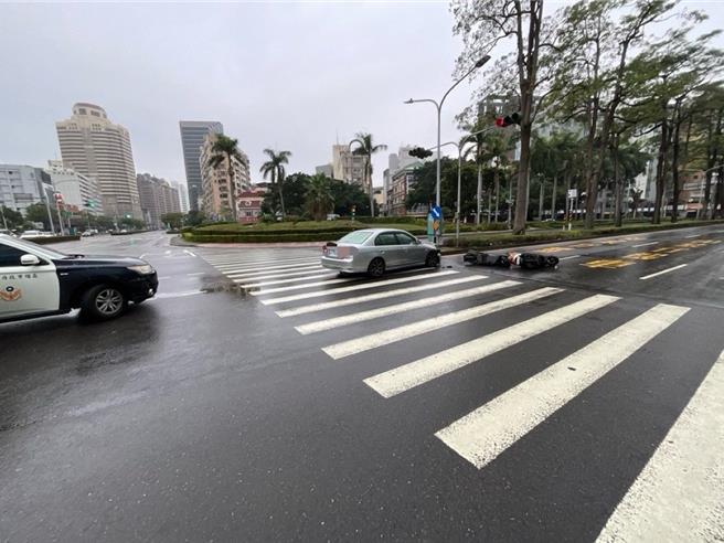 警方初步分析，汽车驾驶未注意车前状况，而2名骑士则是因违规穿越斑马线，违法可处600元以上1800元以下罚锾，详细事故原因有待交通大队进一步厘清。（民眾提供／纪爰高雄传真）