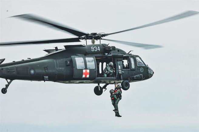 空军救护队UH-60M黑鹰直升机演练战场搜救任务。（青年日报提供）