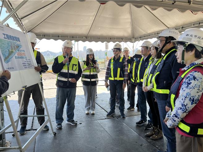 新北市長侯友宜今視察秀朗橋北側區段徵收開發工程，聽取地政局簡報。（王揚傑攝）