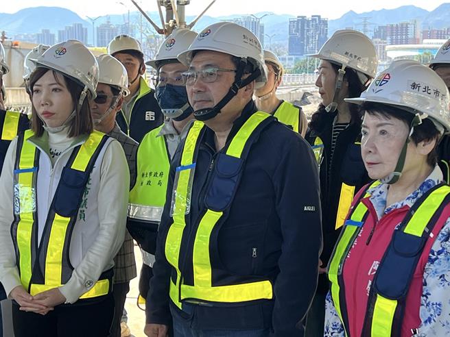 新北市長侯友宜今視察秀朗橋北側區段徵收開發工程，聽取地政局簡報。（王揚傑攝）