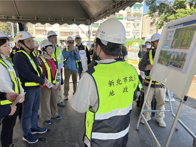 新北市長侯友宜今視察秀朗橋北側區段徵收開發工程，聽取地政局簡報。（王揚傑攝）