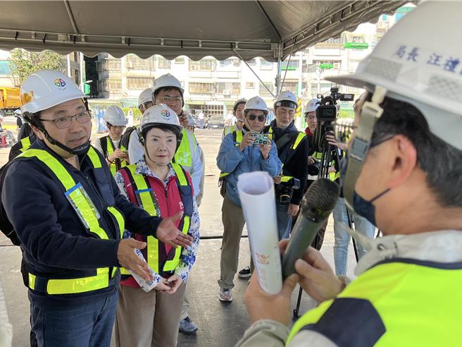 新北市長侯友宜今視察秀朗橋北側區段徵收開發工程，聽取地政局簡報。（王揚傑攝）