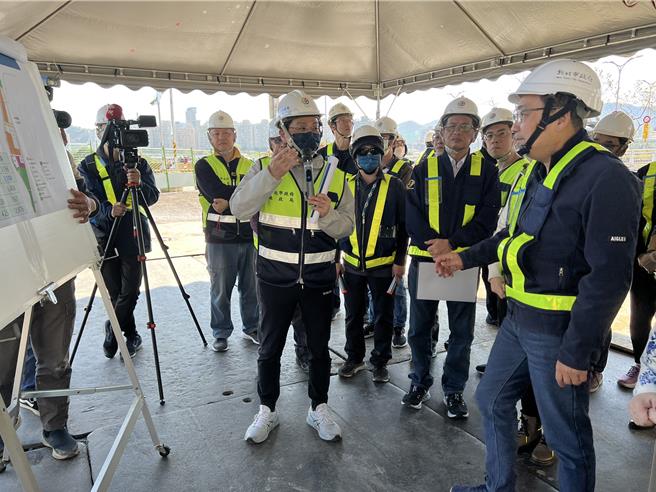 新北市長侯友宜今視察秀朗橋北側區段徵收開發工程，聽取地政局簡報。（王揚傑攝）