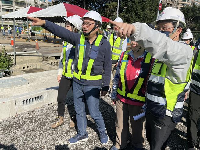 新北市長侯友宜今視察秀朗橋北側區段徵收開發工程。（王揚傑攝）