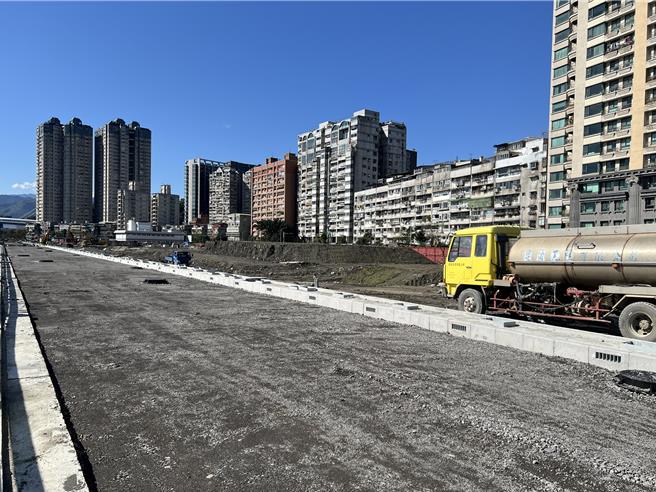 新北市長侯友宜今視察秀朗橋北側區段徵收開發工程。（王揚傑攝）