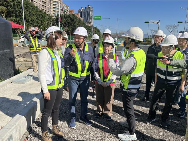 新北市長侯友宜今視察秀朗橋北側區段徵收開發工程。（王揚傑攝）