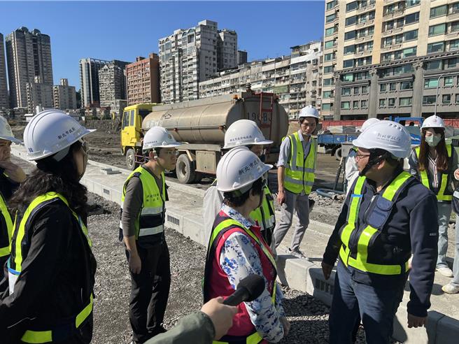 新北市長侯友宜今視察秀朗橋北側區段徵收開發工程。（王揚傑攝）